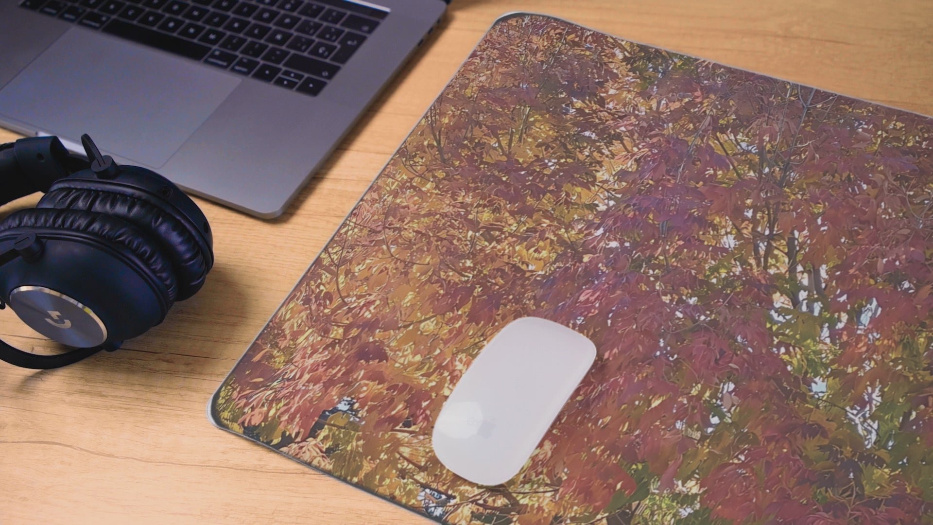 Video of desk mat with a mouse and laptop excluding hemmed edges
